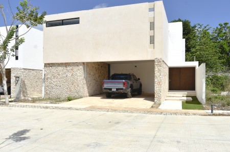 Casa en Venta  de 3 recamaras  mas flex en el norte de Merida Privada Kinish 